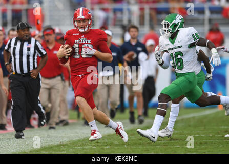 Boca Raton, Floride, États-Unis. 21 octobre 2017. Jason Driskel (16 ans), le quarterback des Atlantic Owls de Floride, est hors limites après avoir enregistré un grand gain au deuxième quart-temps contre North Texas. Florida Atlantic University v. University of North Texas. Stade FAU. Boca Raton, Floride 21/10/17. Photographe Jim Rassol crédit : Sun-Sentinel/ZUMA Wire/Alamy Live News Banque D'Images