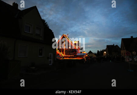 Hamm, Allemagne. 21 octobre 2017. La soi-disant maison d'halloween de Gerd Willenberg peut être vue à Hamm, en Allemagne, le 21 octobre 2017. Sa maison a été décorée avec des figures effrayantes pour Halloween depuis neuf ans. Jusqu'au 1er novembre, têtes réduites, squelettes et morts-vivants marchent pour effrayer les visiteurs. Crédit : INA Fassbender/dpa/Alamy Live News Banque D'Images