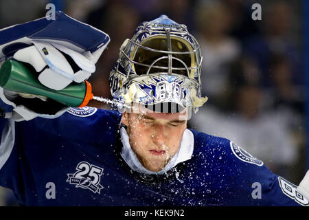 Tampa, Floride, USA. 21 Oct, 2017. DOUGLAS R. CLIFFORD | fois.de Tampa Bay Andrei gardien Vasilevskiy (88) prend l'eau au cours de la deuxième période d'SaturdayÃ¢â€™(10/21/17) match entre le Lightning de Tampa Bay et les Penguins de Pittsburgh à Amalie Arena à Tampa. Credit : Douglas R. Clifford/Tampa Bay Times/ZUMA/Alamy Fil Live News Banque D'Images