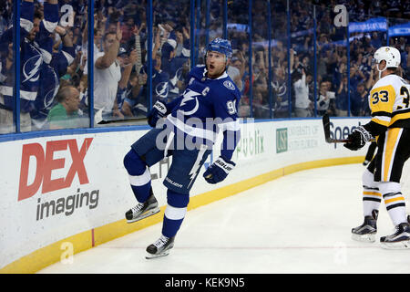 Tampa, Floride, USA. 21 Oct, 2017. Le Lightning de Tampa Bay STEVEN STAMKOS LIGHTNING centre (91) Fête de battre le gardien des Penguins de Pittsburgh au cours de la première période de jeu du samedi entre le Lightning de Tampa Bay et les Penguins de Pittsburgh à Amalie Arena. Credit : Douglas R. Clifford/Tampa Bay Times/ZUMA/Alamy Fil Live News Banque D'Images