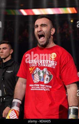 Newark, New Jersey, USA. 21 Oct, 2017. MURAT GASSIEV entre dans le ring pour son combat contre KRZYSZTOF WLODARCZYK au Prudential Center de Newark, New Jersey. Crédit : Joel Plummer/ZUMA/Alamy Fil Live News Banque D'Images