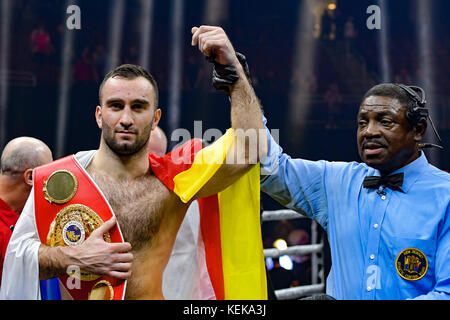 Newark, New Jersey, USA. 21 Oct, 2017. MURAT GASSIEV célèbre après avoir battu Krzysztof Wlodarczyk dans un combat cruiserweight au Prudential Center de Newark, New Jersey. Crédit : Joel Plummer/ZUMA/Alamy Fil Live News Banque D'Images