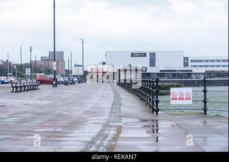 New Brighton, Wirral, UK. 22 octobre, 2017. Un vent violent et de fortes pluies a frappé un déserté New Brighton, sur la Péninsule de Wirral, suite orage Brian. Crédit : Paul Warburton/Alamy Live News Banque D'Images