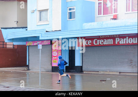 New Brighton, Wirral, UK. 22 octobre, 2017. Un homme reprend sa course le long de la promenade comme un vent violent et de fortes pluies a frappé New Brighton, sur la Péninsule de Wirral, suite orage Brian. Crédit : Paul Warburton/Alamy Live News Banque D'Images