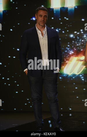 L'acteur italien Raoul Bova a reçu par la styliste Alessandra Rinaudo le prix de l'acteur le plus aimé par une italienne à la Mostra d'oltremare (Naples) Banque D'Images