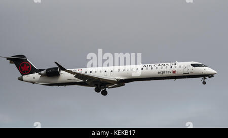 Calgary, Alberta, Canada. 8 Oct, 2017. Air Canada Express, un Bombardier CRJ-900 (C-GJZS) étroit à couloir unique avion de ligne régional-corps, peint dans son nouveau look livery, airborne en approche finale pour l'atterrissage. L'aéronef est détenu et exploité par Jazz Aviation sous contrat avec Air Canada. Credit : Bayne Stanley/ZUMA/Alamy Fil Live News Banque D'Images