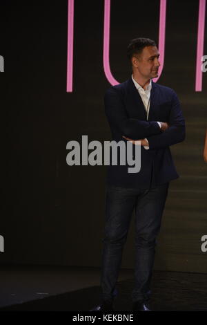 L'acteur italien Raoul Bova a reçu par la styliste Alessandra Rinaudo le prix de l'acteur le plus aimé par une italienne à la Mostra d'oltremare (Naples) Banque D'Images