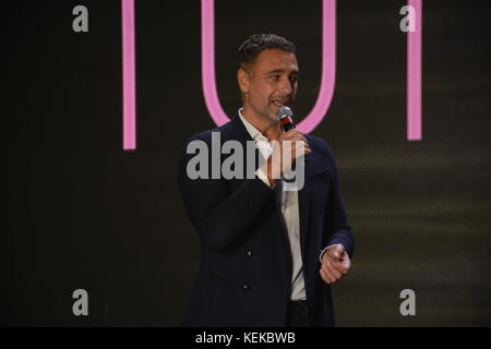 L'acteur italien Raoul Bova reçu par le styliste alessandra rinaudo le plus aimé homme acteur par femme italienne à Mostra d'Oltremare(Naples) Banque D'Images