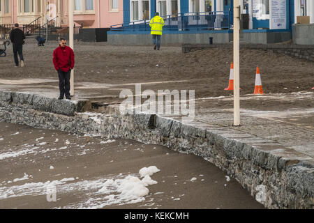 Aberystwyth, Pays de Galles, Royaume-Uni. 22 octobre 2017. Le lendemain de aberystwyth a pris un coups de brian storm. conseiller municipal ceredig Davies sur les dommages causés à la mer par la tempête wal hier. Credit : Alan hale/Alamy live news Banque D'Images