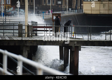 Pays de Galles Aberystwyth uk, dimanche 22 octobre 2017 Météo France : après deux jours de vents forts, la queue du storm brian est toujours battues le front de mer et de la promenade à Aberystwyth, sur la côte ouest de la baie de Cardigan au Pays de Galles. Photo © Keith morris / alamy live news Banque D'Images