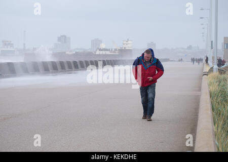 New Brighton, Wirral, UK. 22 octobre, 2017. Les vents forts sont toujours sur la côte nord-ouest de l'Angleterre comme la queue du Storm Brian est toujours battues le front de mer de New Brighton sur le Wirral. Crédit : Christopher Middleton/Alamy Live News Banque D'Images