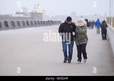 New Brighton, Wirral, UK. 22 octobre, 2017. Les vents forts sont toujours sur la côte nord-ouest de l'Angleterre comme la queue du Storm Brian est toujours battues le front de mer de New Brighton sur le Wirral. Crédit : Christopher Middleton/Alamy Live News Banque D'Images