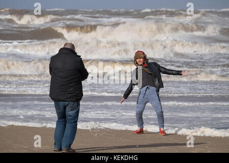 New Brighton, Wirral, UK. 22 octobre, 2017. Les vents forts sont toujours sur la côte nord-ouest de l'Angleterre comme la queue du Storm Brian est toujours battues le front de mer de New Brighton sur le Wirral. Crédit : Christopher Middleton/Alamy Live News Banque D'Images