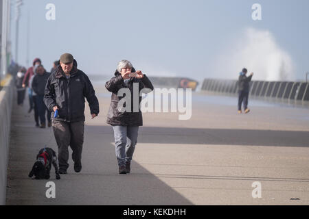 New Brighton, Wirral, UK. 22 octobre, 2017. Les vents forts sont toujours sur la côte nord-ouest de l'Angleterre comme la queue du Storm Brian est toujours battues le front de mer de New Brighton sur le Wirral. Crédit : Christopher Middleton/Alamy Live News Banque D'Images