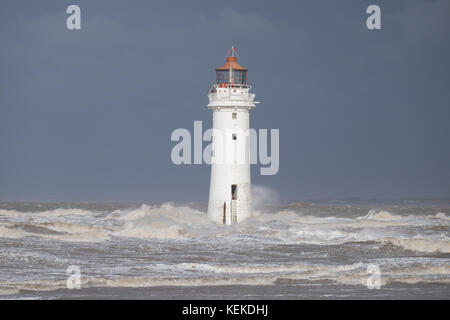 New Brighton, Wirral, UK. 22 octobre, 2017. Les vents forts sont toujours sur la côte nord-ouest de l'Angleterre comme la queue du Storm Brian est toujours battues le front de mer de New Brighton sur le Wirral. Crédit : Christopher Middleton/Alamy Live News Banque D'Images