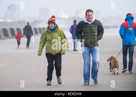 New Brighton, Wirral, UK. 22 octobre, 2017. Les vents forts sont toujours sur la côte nord-ouest de l'Angleterre comme la queue du Storm Brian est toujours battues le front de mer de New Brighton sur le Wirral. Crédit : Christopher Middleton/Alamy Live News Banque D'Images