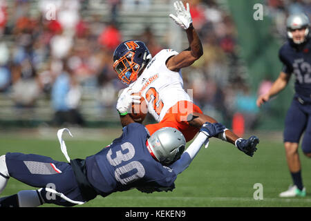 Washington, DC, USA. 21 Oct, 2017. Morgan State porte arrière défensif Carl Garnes (2) est abordé par Howard running back Bison Quinton Hill (30) sur un coup de retour pendant le match entre le bison et la Howard Morgan State au stade de Greene à Washington, DC. Kenya Allen/CSM/Alamy Live News Banque D'Images