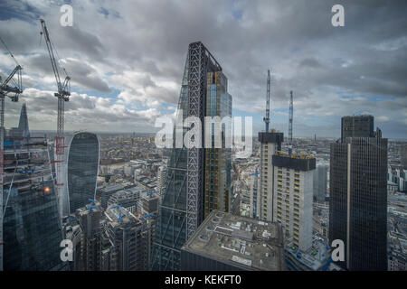 Le Gherkin, City of London, UK. 22 octobre, 2017. Jour de vent dans le centre de Londres avec un soleil et nuages épars. Vue de la ville de Londres à partir du haut du gratte-ciel de bureau 30 St Mary Axe, communément appelé le Gherkin. Credit : Malcolm Park/Alamy Live News. Banque D'Images