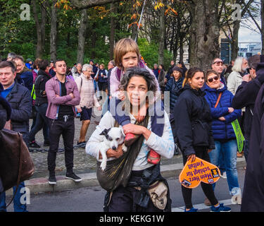 Berlin, Mitte. 22 octobre 2017. Les berlinois protester contre la haine et le racisme dans le Parlement. Plusieurs milliers de personnes rassemblées à la porte de Brandebourg pour protester contre le racisme aujourd'hui au Parlement. Le nouveau parlement allemand tient sa première séance le mardi 24 octobre et protestataires passés devant le Reichstag pour protester contre le nationaliste anti-immigration du parti de l'AfD qui apparaîtra au parlement pour la première fois avoir pris 12,6 pour cent des voix lors des dernières élections. Credit : Eden Breitz/Alamy Live News Banque D'Images