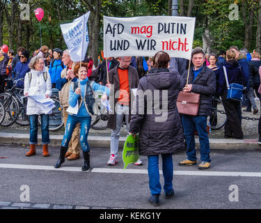 Berlin, Mitte. 22 octobre 2017. Les berlinois protester contre la haine et le racisme dans le Parlement. Plusieurs milliers de personnes rassemblées à la porte de Brandebourg pour protester contre le racisme aujourd'hui au Parlement. Le nouveau parlement allemand tient sa première séance le mardi 24 octobre et protestataires passés devant le Reichstag pour protester contre le nationaliste anti-immigration du parti de l'AfD qui apparaîtra au parlement pour la première fois avoir pris 12,6 pour cent des voix lors des dernières élections. Credit : Eden Breitz/Alamy Live News Banque D'Images