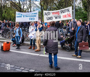 Berlin, Mitte. 22 octobre 2017. Les berlinois protester contre la haine et le racisme dans le Parlement. Plusieurs milliers de personnes rassemblées à la porte de Brandebourg pour protester contre le racisme aujourd'hui au Parlement. Le nouveau parlement allemand tient sa première séance le mardi 24 octobre et protestataires passés devant le Reichstag pour protester contre le nationaliste anti-immigration du parti de l'AfD qui apparaîtra au parlement pour la première fois avoir pris 12,6 pour cent des voix lors des dernières élections. Credit : Eden Breitz/Alamy Live News Banque D'Images