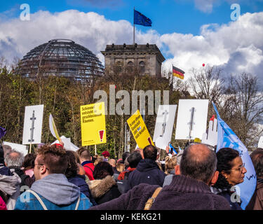 Berlin, Mitte. 22 octobre 2017. Les berlinois protester contre la haine et le racisme dans le Parlement. Plusieurs milliers de personnes rassemblées à la porte de Brandebourg pour protester contre le racisme aujourd'hui au Parlement. Le nouveau parlement allemand tient sa première séance le mardi 24 octobre et protestataires passés devant le Reichstag pour protester contre le nationaliste anti-immigration du parti de l'AfD qui apparaîtra au parlement pour la première fois avoir pris 12,6 pour cent des voix lors des dernières élections. Credit : Eden Breitz/Alamy Live News Banque D'Images