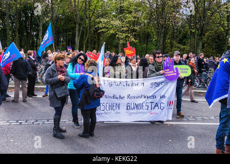 Berlin, Mitte. 22 octobre 2017. Les berlinois protester contre la haine et le racisme dans le Parlement. Plusieurs milliers de personnes rassemblées à la porte de Brandebourg pour protester contre le racisme aujourd'hui au Parlement. Le nouveau parlement allemand tient sa première séance le mardi 24 octobre et protestataires passés devant le Reichstag pour protester contre le nationaliste anti-immigration du parti de l'AfD qui apparaîtra au parlement pour la première fois avoir pris 12,6 pour cent des voix lors des dernières élections. Credit : Eden Breitz/Alamy Live News Banque D'Images