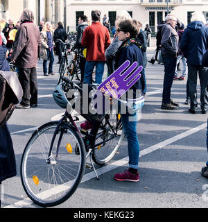 Berlin, Mitte. 22 octobre 2017. Les berlinois protester contre la haine et le racisme dans le Parlement. Plusieurs milliers de personnes rassemblées à la porte de Brandebourg pour protester contre le racisme aujourd'hui au Parlement. Le nouveau parlement allemand tient sa première séance le mardi 24 octobre et protestataires passés devant le Reichstag pour protester contre le nationaliste anti-immigration du parti de l'AfD qui apparaîtra au parlement pour la première fois avoir pris 12,6 pour cent des voix lors des dernières élections. Credit : Eden Breitz/Alamy Live News Banque D'Images