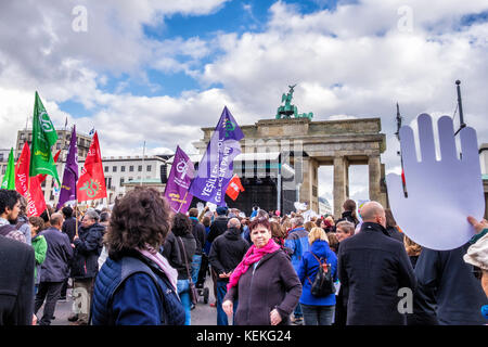 Berlin, Mitte. 22 octobre 2017. Les berlinois protester contre la haine et le racisme dans le Parlement. Plusieurs milliers de personnes rassemblées à la porte de Brandebourg pour protester contre le racisme aujourd'hui au Parlement. Le nouveau parlement allemand tient sa première séance le mardi 24 octobre et protestataires passés devant le Reichstag pour protester contre le nationaliste anti-immigration du parti de l'AfD qui apparaîtra au parlement pour la première fois avoir pris 12,6 pour cent des voix lors des dernières élections. Credit : Eden Breitz/Alamy Live News Banque D'Images