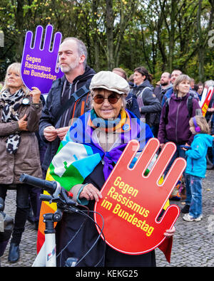 Berlin, Mitte. 22 octobre 2017. Les berlinois protester contre la haine et le racisme dans le Parlement. Plusieurs milliers de personnes rassemblées à la porte de Brandebourg pour protester contre le racisme aujourd'hui au Parlement. Le nouveau parlement allemand tient sa première séance le mardi 24 octobre et protestataires passés devant le Reichstag pour protester contre le nationaliste anti-immigration du parti de l'AfD qui apparaîtra au parlement pour la première fois avoir pris 12,6 pour cent des voix lors des dernières élections. Credit : Eden Breitz/Alamy Live News Banque D'Images