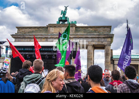 Berlin, Mitte. 22 octobre 2017. Les berlinois protester contre la haine et le racisme dans le Parlement. Plusieurs milliers de personnes rassemblées à la porte de Brandebourg pour protester contre le racisme aujourd'hui au Parlement. Le nouveau parlement allemand tient sa première séance le mardi 24 octobre et protestataires passés devant le Reichstag pour protester contre le nationaliste anti-immigration du parti de l'AfD qui apparaîtra au parlement pour la première fois avoir pris 12,6 pour cent des voix lors des dernières élections. Credit : Eden Breitz/Alamy Live News Banque D'Images