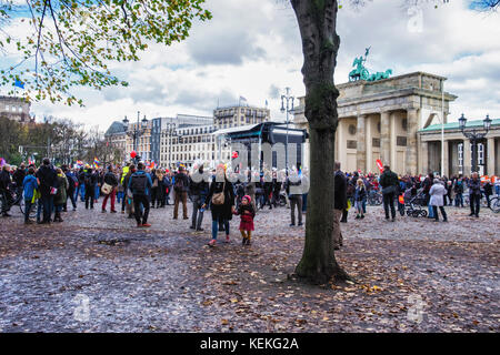 Berlin, Mitte. 22 octobre 2017. Les berlinois protester contre la haine et le racisme dans le Parlement. Plusieurs milliers de personnes rassemblées à la porte de Brandebourg pour protester contre le racisme aujourd'hui au Parlement. Le nouveau parlement allemand tient sa première séance le mardi 24 octobre et protestataires passés devant le Reichstag pour protester contre le nationaliste anti-immigration du parti de l'AfD qui apparaîtra au parlement pour la première fois avoir pris 12,6 pour cent des voix lors des dernières élections. Credit : Eden Breitz/Alamy Live News Banque D'Images