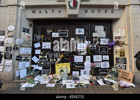 Piccadilly, Londres, Royaume-Uni. 22 octobre 2017. Veillée devant le Haut commissariat maltais à Londres pour la blogueuse et journaliste Daphne Caruana Galizia. Credit : Matthew Chattle/Alamy Live News Banque D'Images