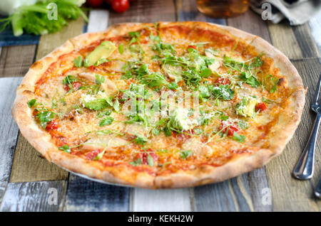 Pizza garnie de poulet et cress Banque D'Images