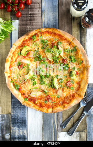 Pizza garnie de poulet et cress Banque D'Images