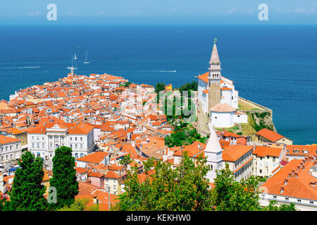 Piran, Slovénie. Vue depuis le haut des remparts de la ville. Banque D'Images
