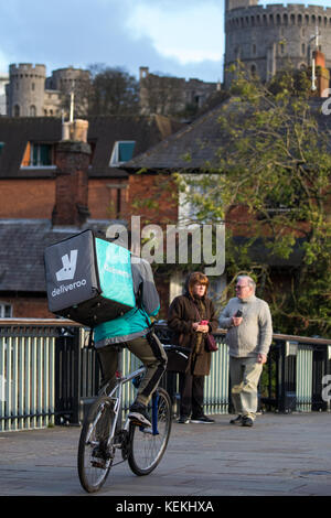 Windsor, Royaume-Uni.21st octobre 2017.Les coursiers de Deliveroo traversent le pont Windsor entre Eton et Windsor. Banque D'Images