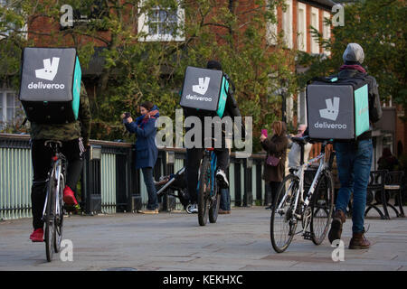 Windsor, Royaume-Uni.21st octobre 2017.Les coursiers de Deliveroo traversent le pont Windsor entre Eton et Windsor. Banque D'Images