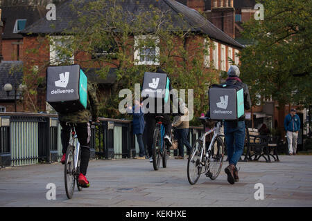 Windsor, Royaume-Uni.21st octobre 2017.Les coursiers de Deliveroo traversent le pont Windsor entre Eton et Windsor. Banque D'Images