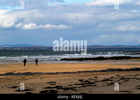 Photographie d'un couple en train de marcher sur la plage de fanore dans l'ouest de l'Irlande Banque D'Images