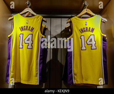 Replica Maillot de Brandon Ingram de Los Angeles Lakers en vente dans la NBA store à Manhattan. Banque D'Images