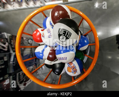 L'équipe NBA des boules pressables marque en vente dans le NBA store à Manhattan. Banque D'Images