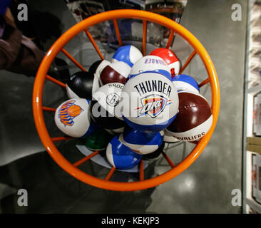 L'équipe NBA des boules pressables marque en vente dans le NBA store à Manhattan. Banque D'Images