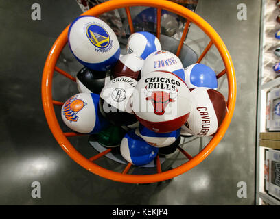 L'équipe NBA des boules pressables marque en vente dans le NBA store à Manhattan. Banque D'Images