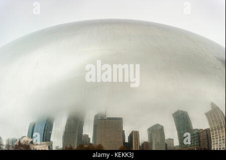 Les bâtiments du centre-ville de Chicago compte sur Cloud Gate, sculpture d'Anish Kapoor, mieux connu par le Bean, dans l'affichage public de Millennium Park, Chicago, Banque D'Images