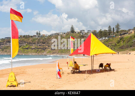 Bungan beach sur les plages du nord de Sydney avec l'équipe de sauvetage surf lifesavers présents, Newport,Sydney, Australie Banque D'Images