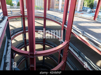 Dans la rampe circulaire multi-niveau moderne parking garage Banque D'Images