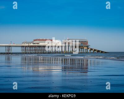Vue sur plage de Cromer montrant la célèbre jetée, Norfolk, Angleterre, Banque D'Images