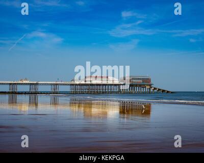 Vue sur plage de Cromer montrant la célèbre jetée, Norfolk, Angleterre, Banque D'Images