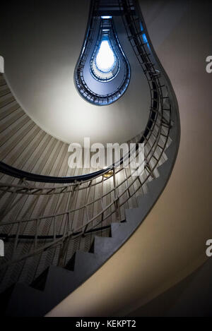 Prague. République tchèque. Maison à la Vierge noire, intérieur en colimaçon, conçu par Josef Gočár 1911-1912. Le bâtiment abrite le Musée tchèque Banque D'Images